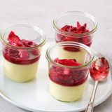 Vanillecreme mit Rhabarber-Himbeer-Kompott