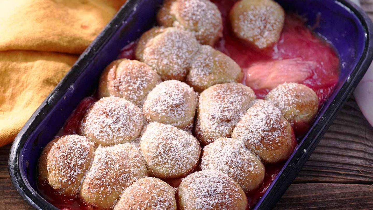 Mini-Buchteln auf Rhabarber Rezept