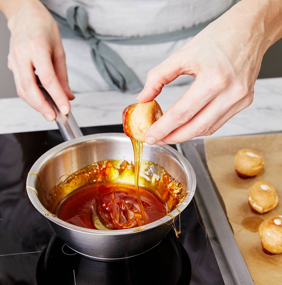 Saint Honoré Profiteroles in Caramel tauchen Saint Honoré Profiteroles in Caramel tauchen
