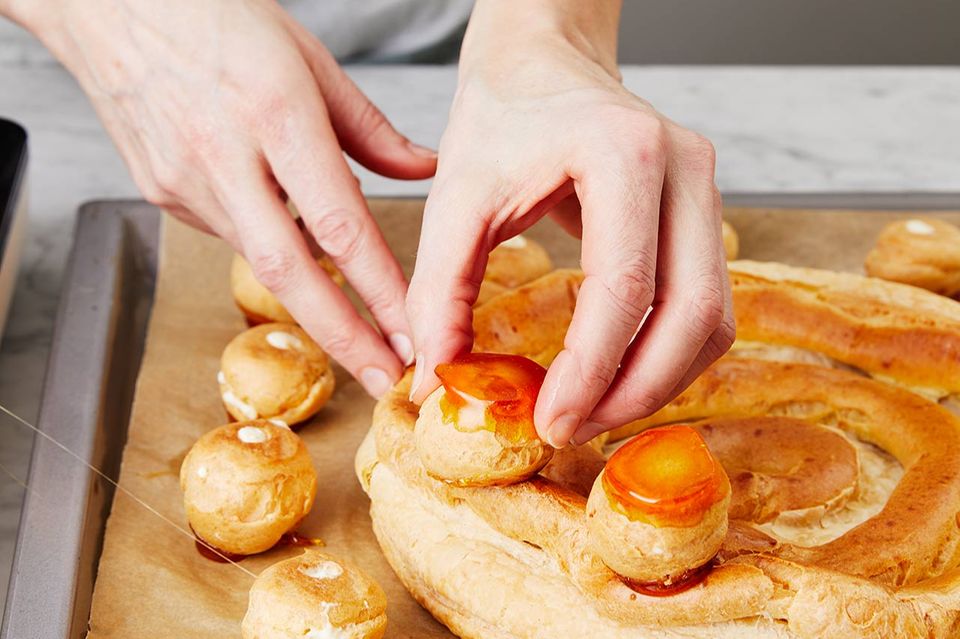 Saint Honoré Profiteroles am Boden festkleben