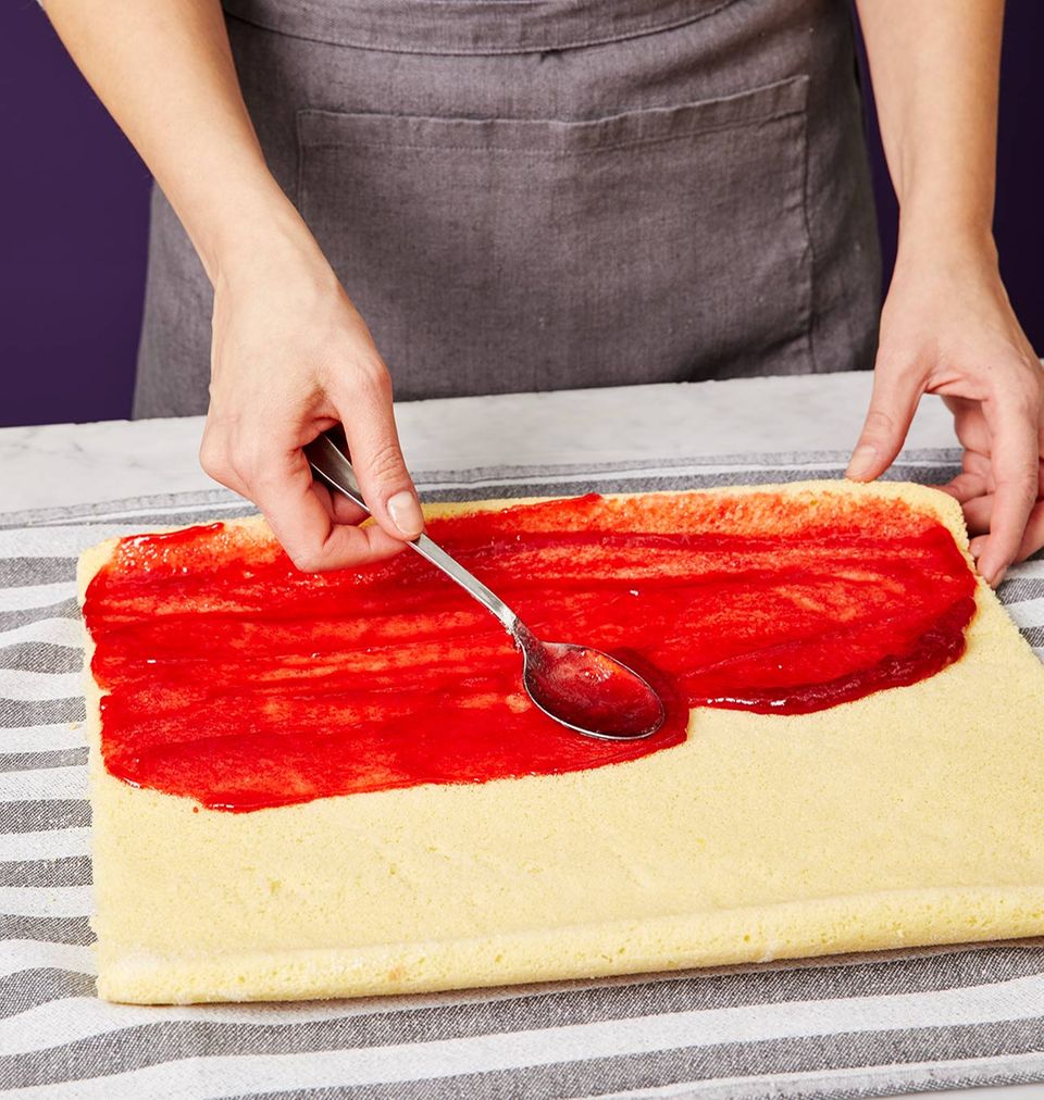 Biskuit mit Marmelade bestreichen Biskuit mit Marmelade bestreichen