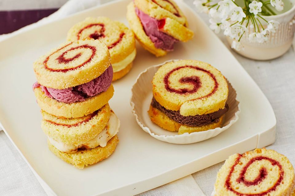 Eis-Sandwiches mit Biskuitrolle Eis-Sandwiches mit Biskuitrolle