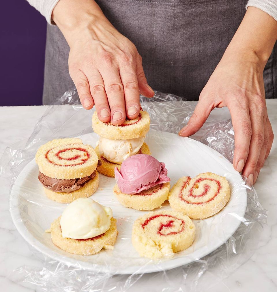 Eissandwiches aus Biskuitrolle zubereiten Eissandwiches aus Biskuitrolle zubereiten