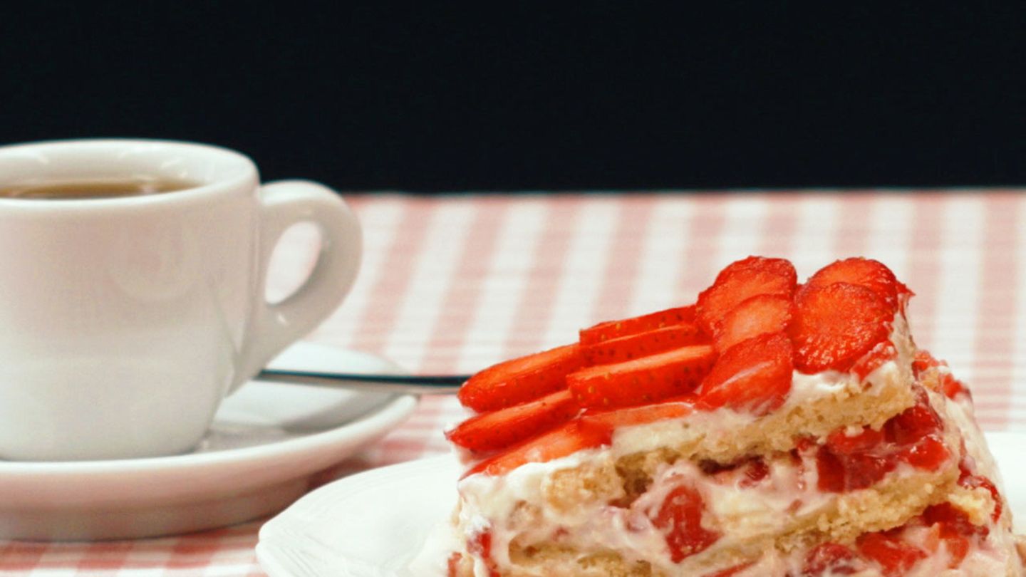 Erdbeerschicht-Dessert Rezept - [ESSEN UND TRINKEN]