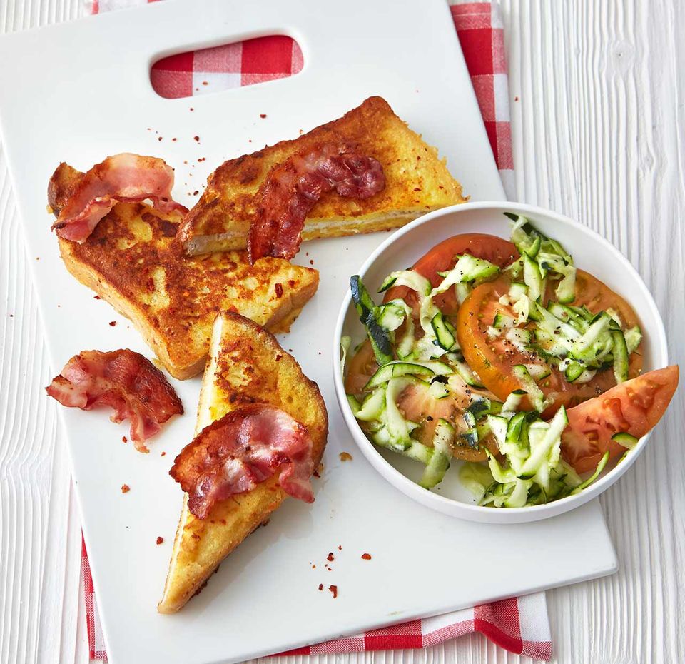 French-Toast mit Zucchini- Tomaten-Salat French-Toast mit Zucchini- Tomaten-Salat