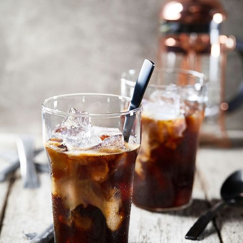 Kaffee Cold Brew Eiskaffee im Glas mit Eiswürfel und Milch