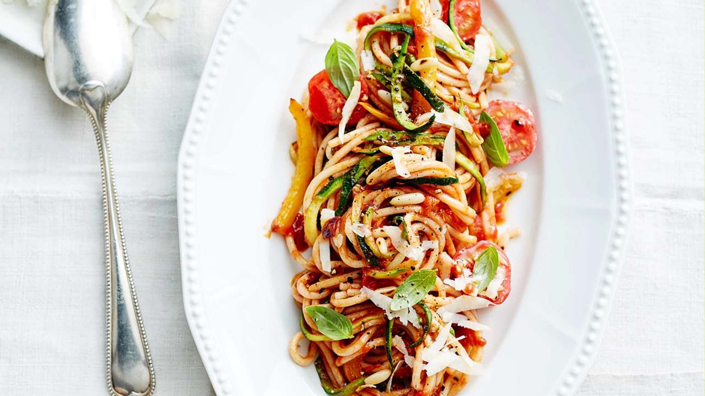 Spaghetti mit Tomaten-Sugo und Zucchini Rezept - [ESSEN UND TRINKEN]