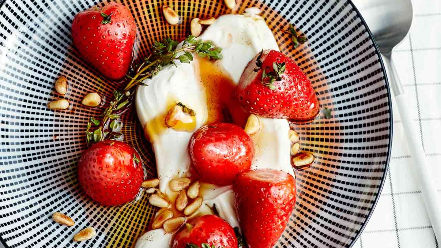 Gebackene Erdbeeren mit Thymianjoghurt Rezept