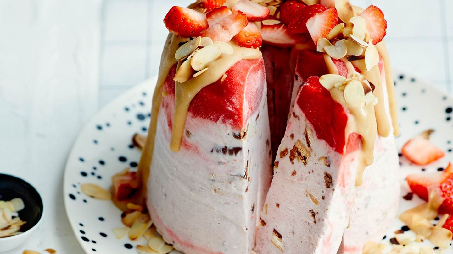 Erdbeer-Parfait aus der Gugelhupfform mit Butterscotch-Sauce Rezept