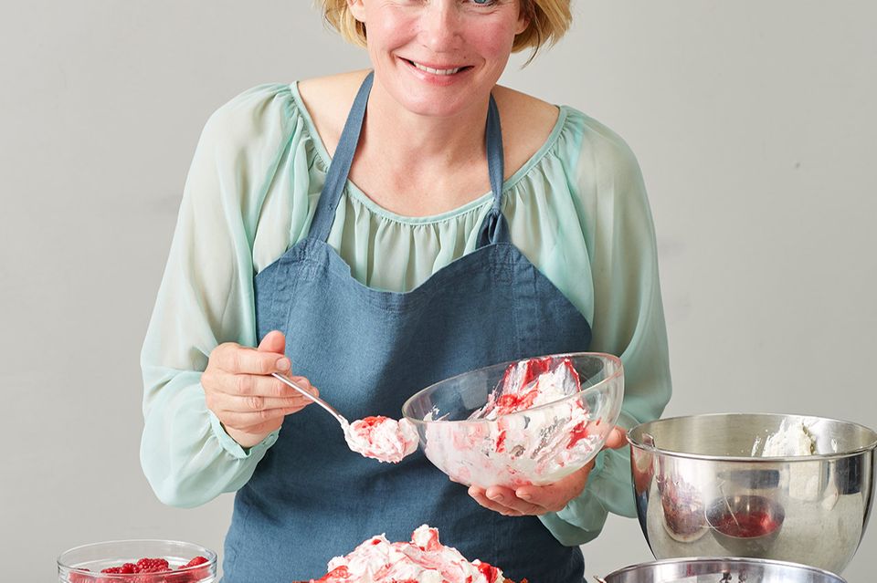Anne Haupt mit Ihrem Pfirsich-Melba-Kuchen