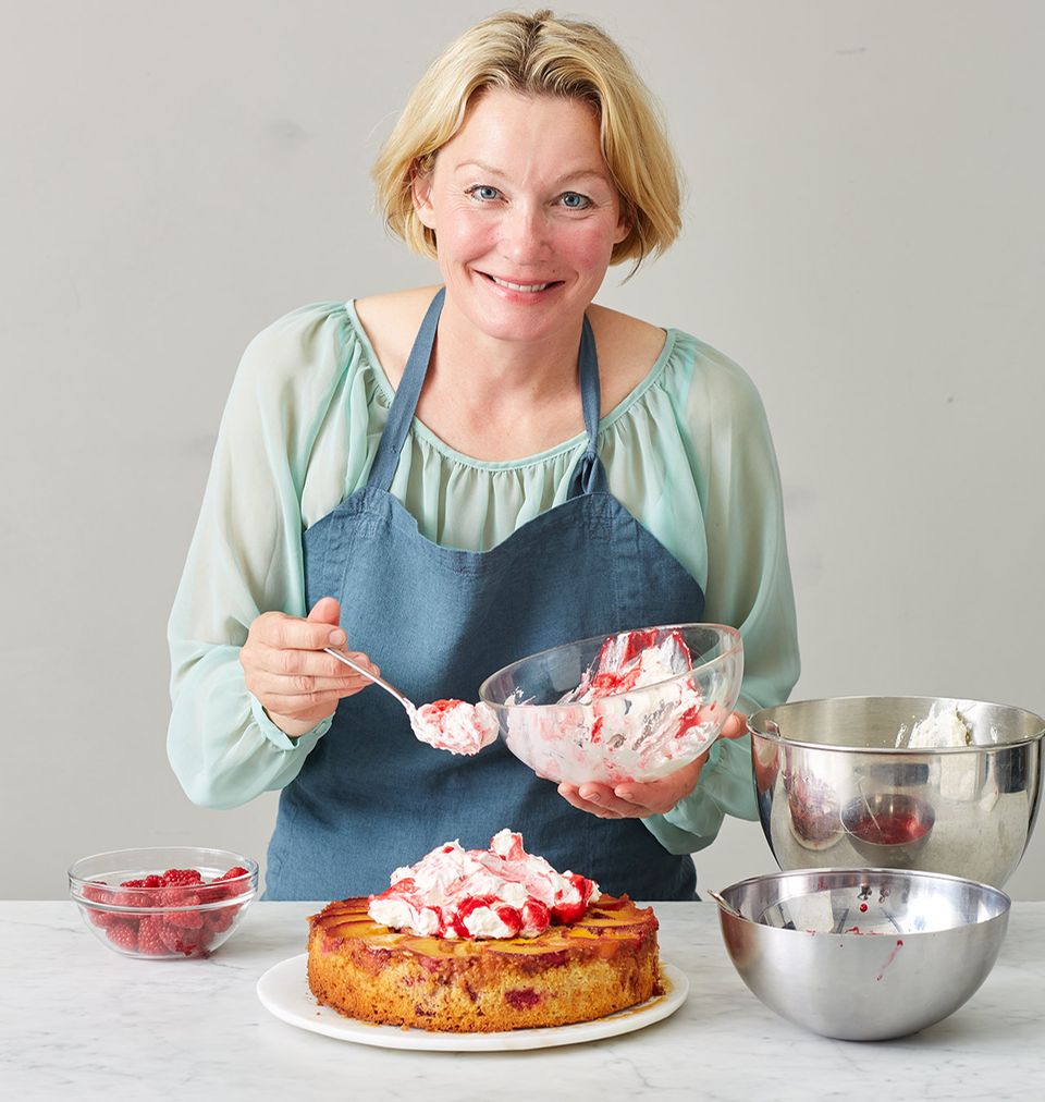 Anne Haupt mit Ihrem Pfirsich-Melba-Kuchen Anne Haupt mit Ihrem Pfirsich-Melba-Kuchen