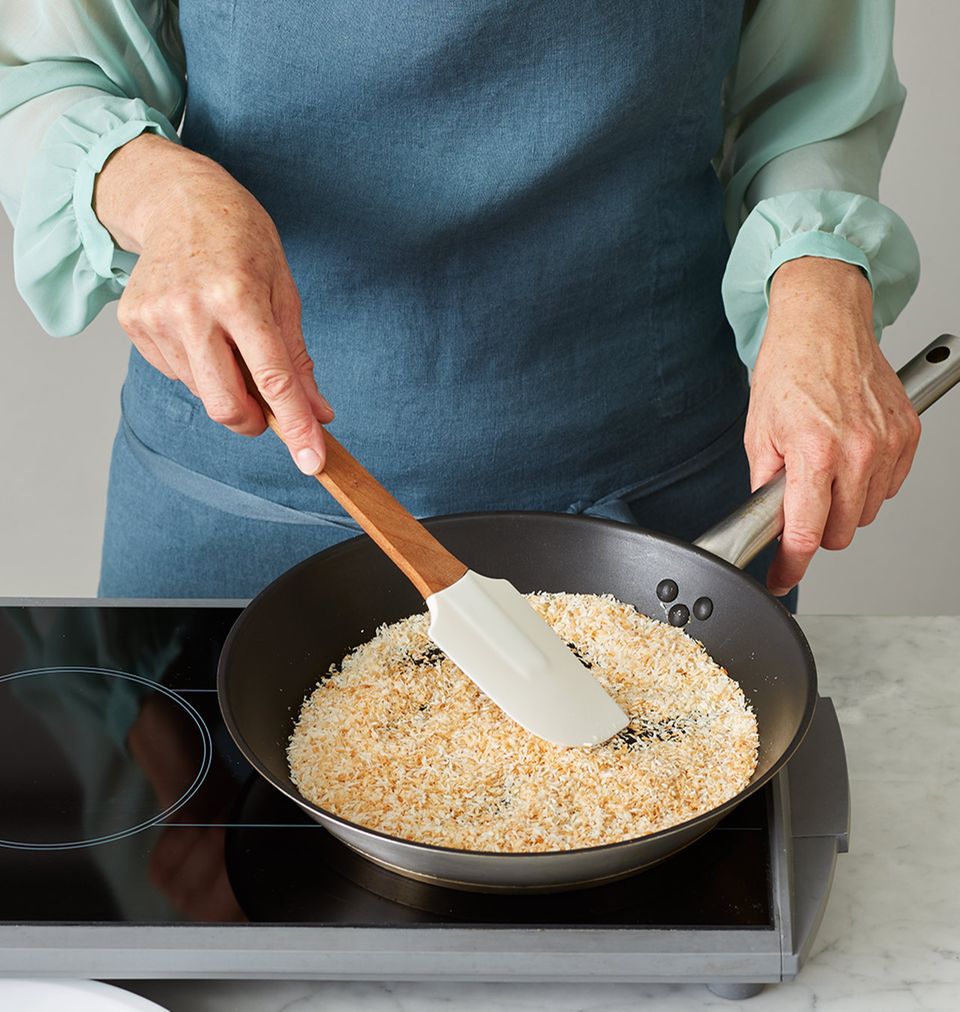 Pfirsichkuchen Melbar-Art Kokosraspeln rösten Pfirsichkuchen Melbar-Art Kokosraspeln rösten