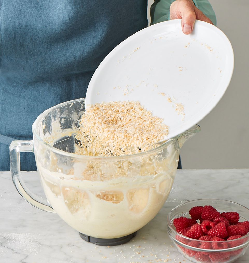 Pfirsichkuchen Melbar-Art Kokosraspeln und Himbeeren unterheben Pfirsichkuchen Melbar-Art Kokosraspeln und Himbeeren unterheben