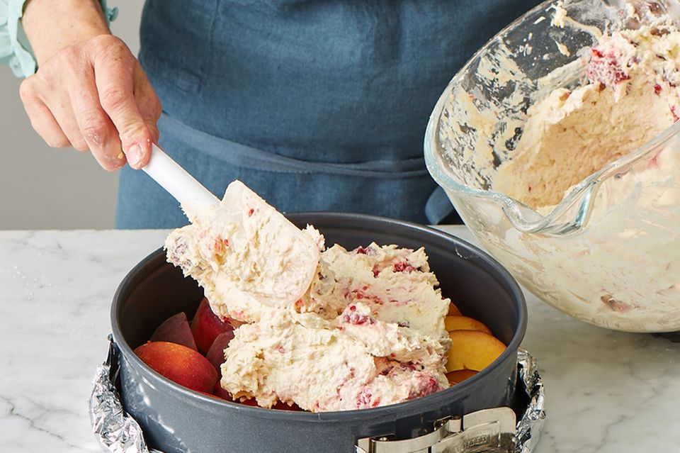 Pfirsichkuchen Melbar-Art Teig in die Form geben