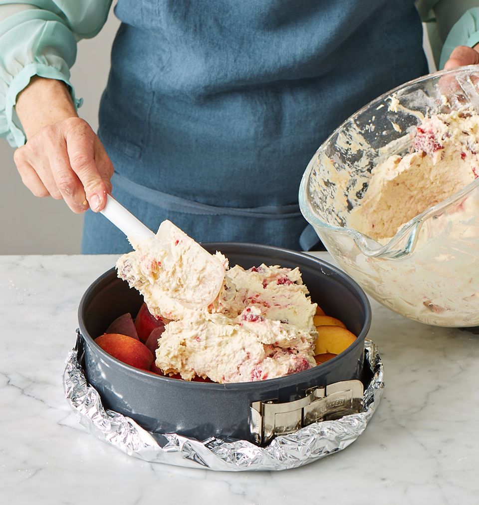 Pfirsichkuchen Melbar-Art Teig in die Form geben Pfirsichkuchen Melbar-Art Teig in die Form geben