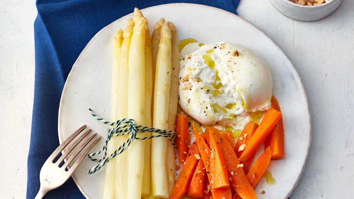 Weißer Spargel mit Möhren und Burrata Rezept