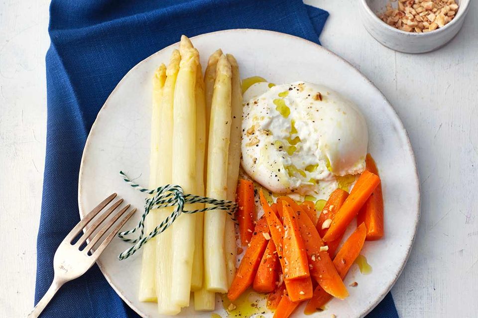 Weißer Spargel mit Möhren und Burrata