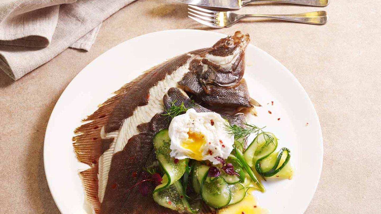 Ofen-Scholle mit Gurken-Kimchi und pochiertem Ei Rezept