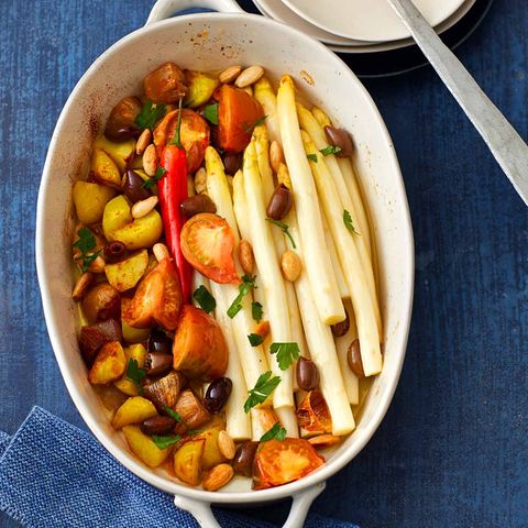 Spanischer Ofen-Spargel mit Kartoffeln und Tomaten