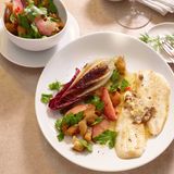 Schollenfilets in Sardellenbutter mit Pfirsich-Brot-Salat