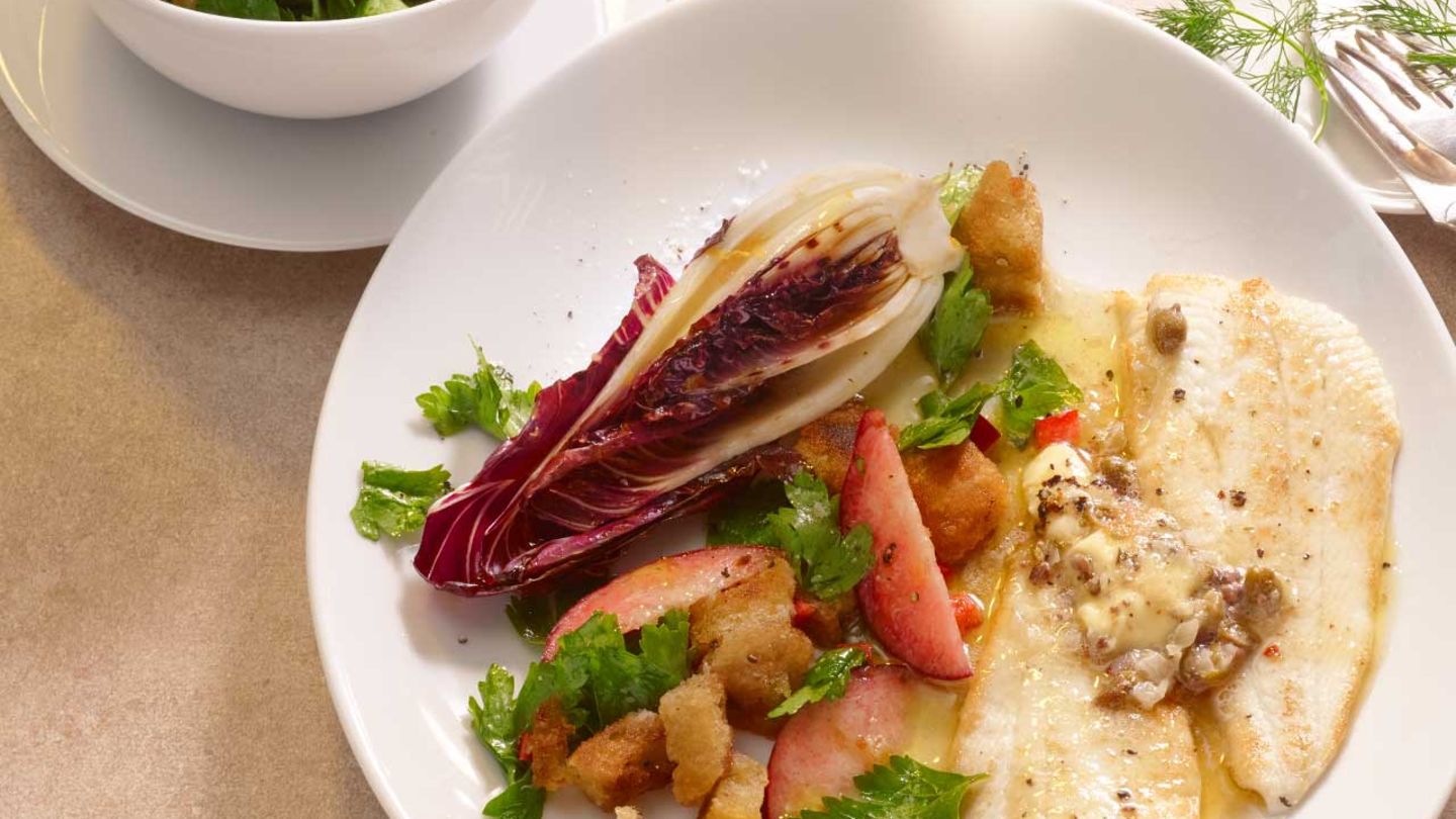 Schollenfilets in Sardellenbutter mit Pfirsich-Brot-Salat Rezept