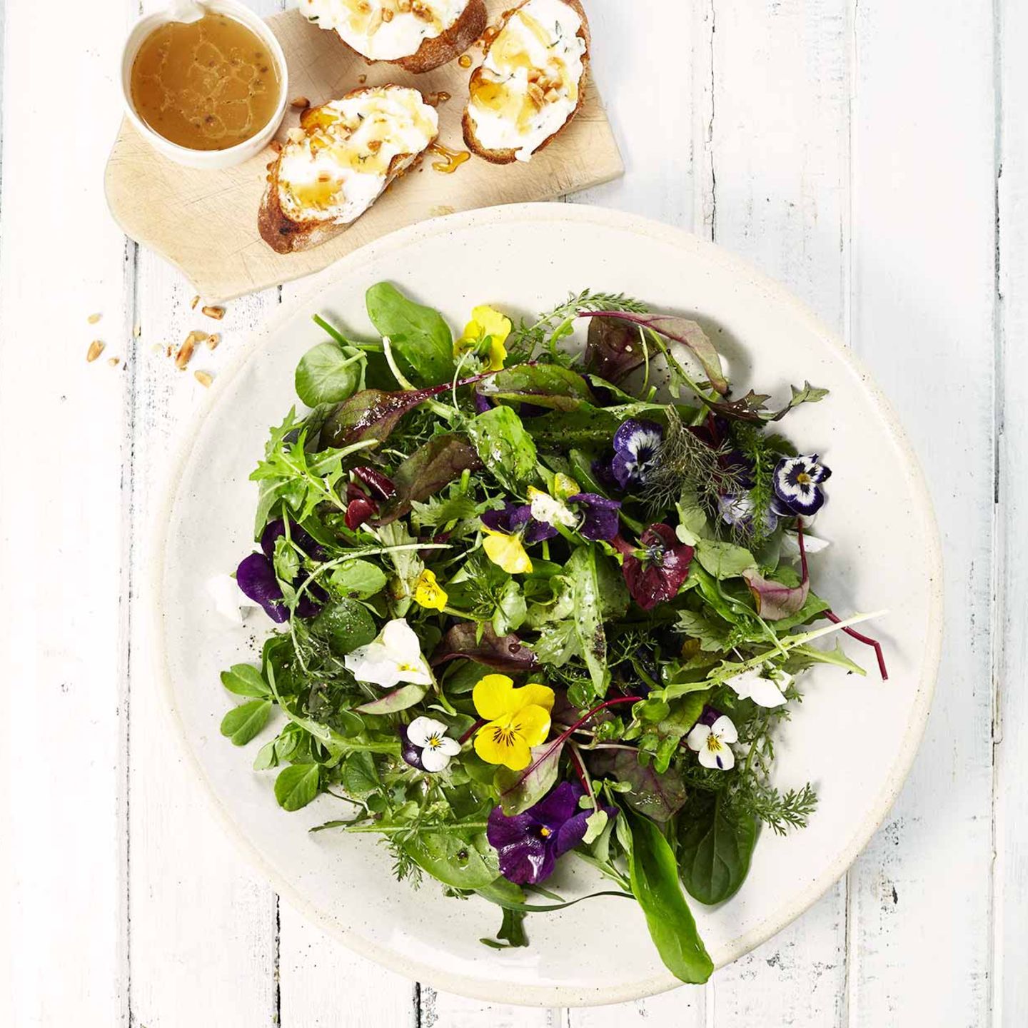 Wildkräutersalat mit Ziegenkäse-Crostini