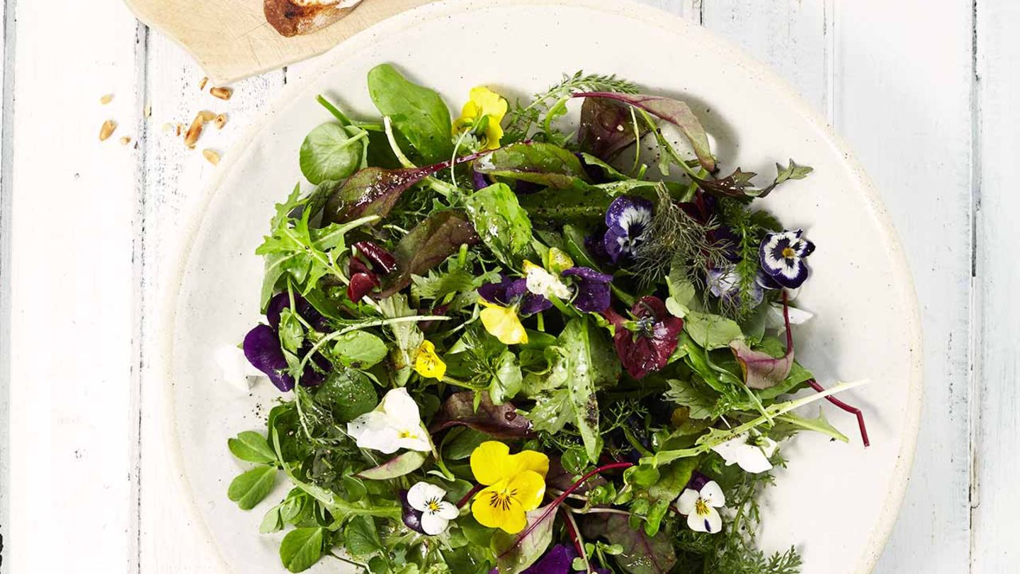 Wildkräutersalat mit Ziegenkäse-Crostini Rezept