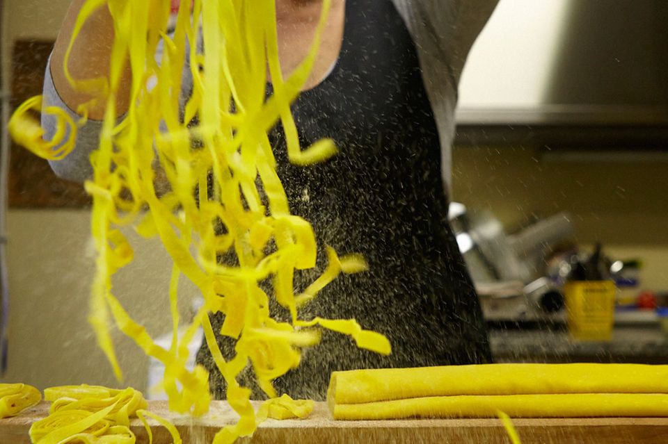 Frau bereitet frische Pasta zu Frau bereitet frische Pasta zu