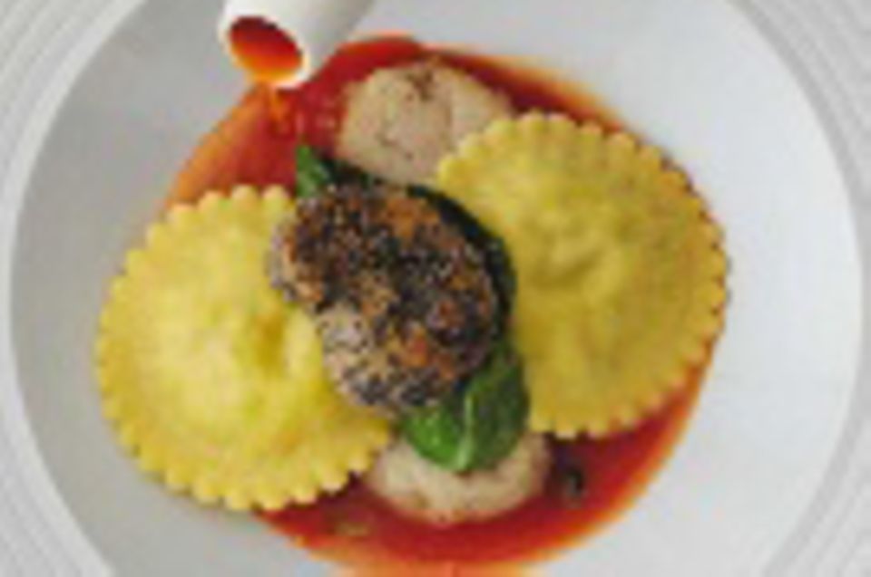 Kalbsbries mit Pak choi, Kalbs-Ravioli und Paprikasauce