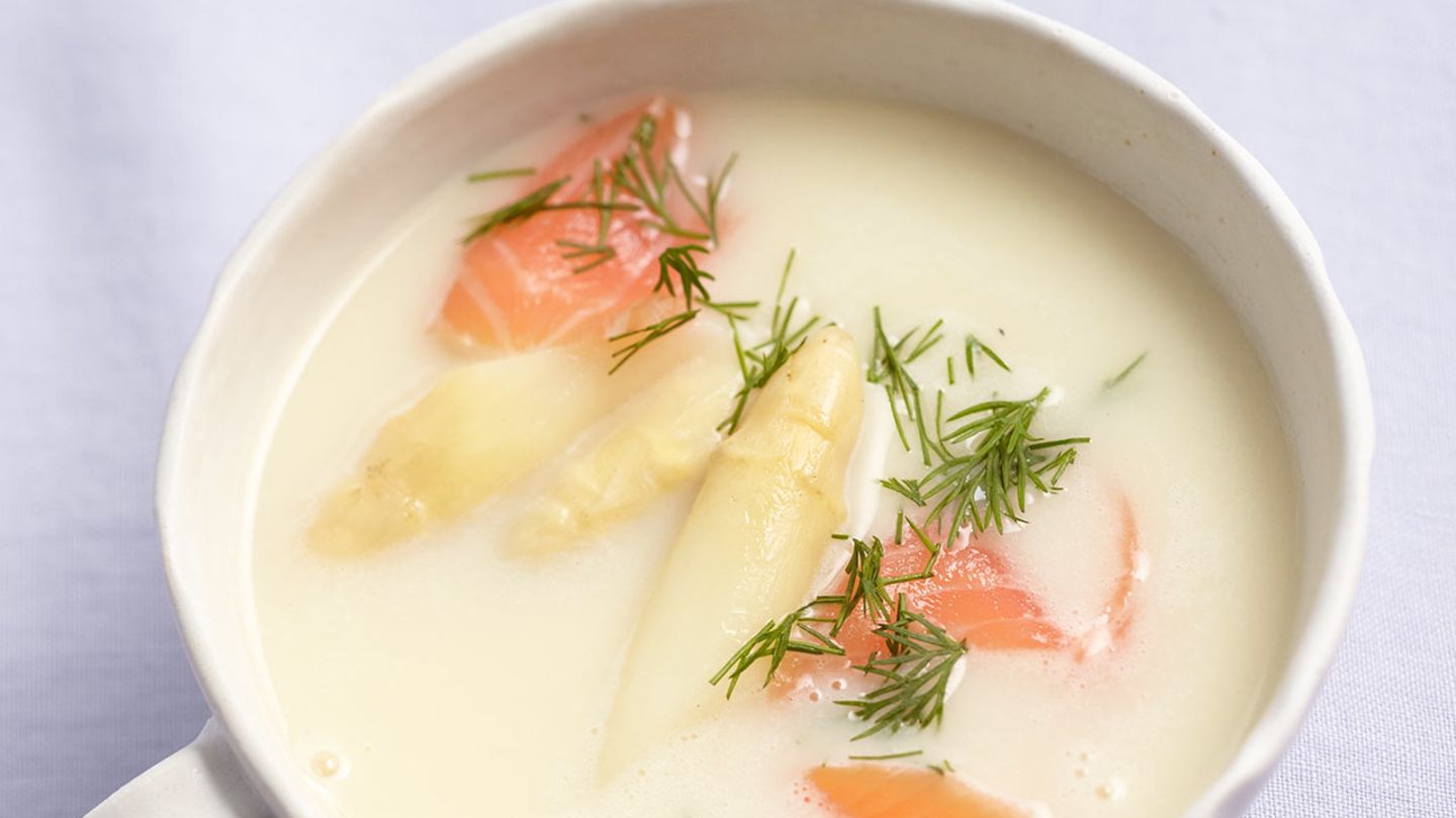 Spargelsuppe mit Räucherlachs Rezept