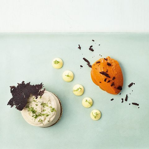 Artischocken-Bavaroise, Paprika-Olivenöl-Eis, Knusper-Oliven-Chips, Yuzu-Creme