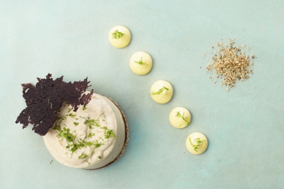 Yuzu-Creme mit Artischocken-Bavaroise und Olivenchips