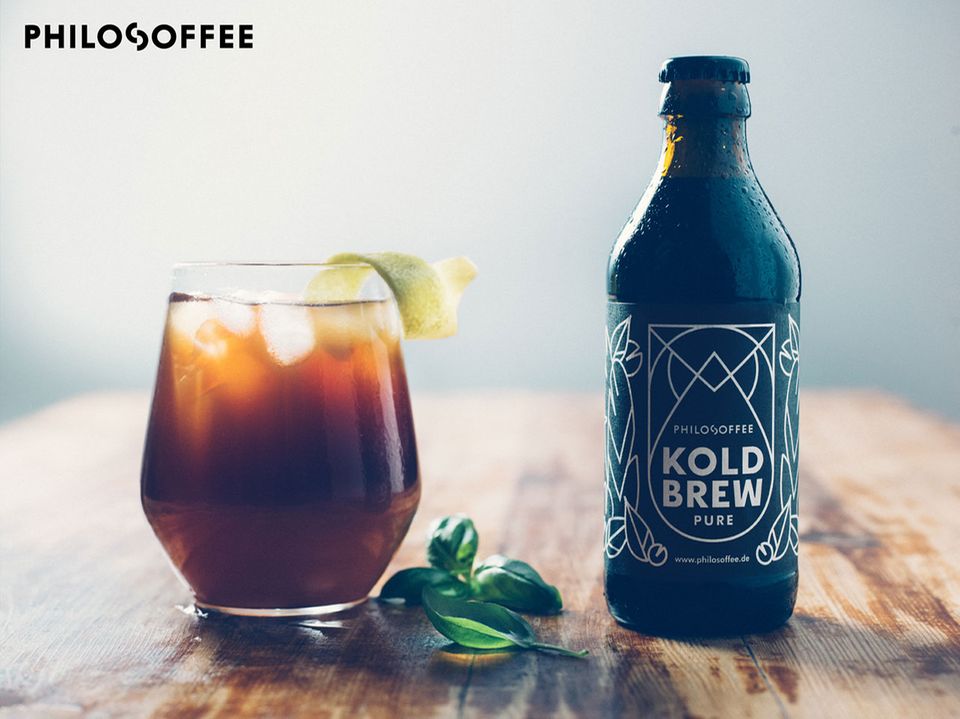 Cold Brew Coffee von Philosoffee in der Flasche und im Glas Cold Brew Coffee von Philosoffee in der Flasche und im Glas