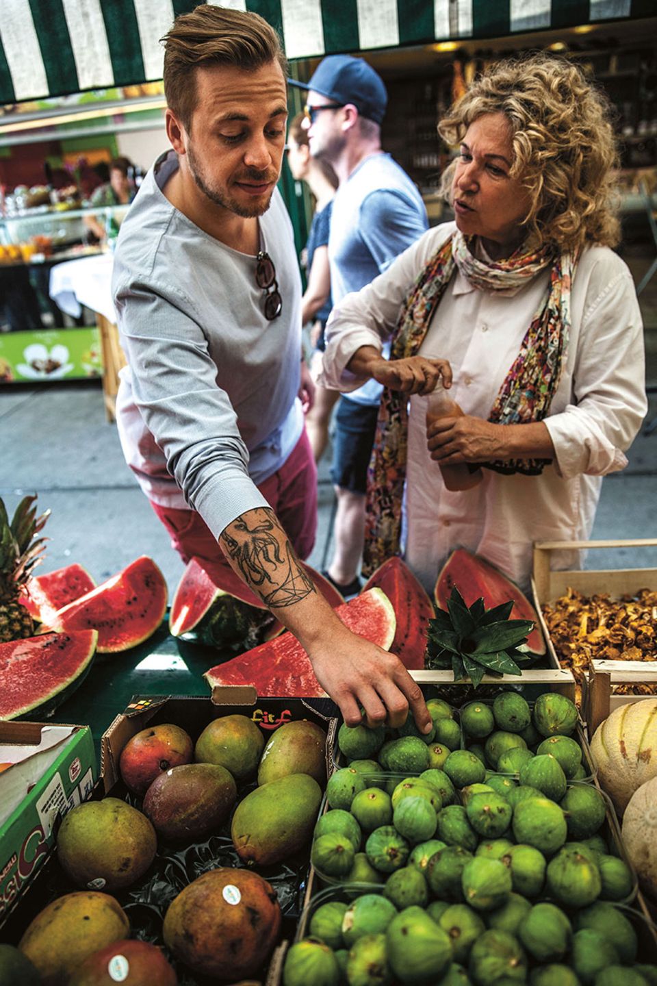 Fabio Haebel und Haya Molcho auf dem Wiener Naschmarkt am Obststand Fabio Haebel und Haya Molcho auf dem Wiener Naschmarkt am Obststand