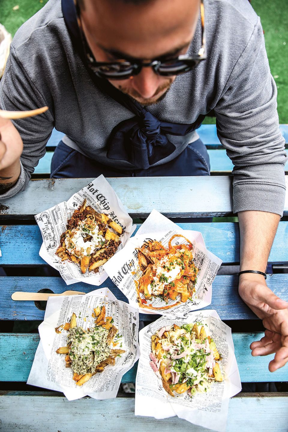 Fabio Haebel isst Pommes frites mit Topping Fabio Haebel isst Pommes frites mit Topping