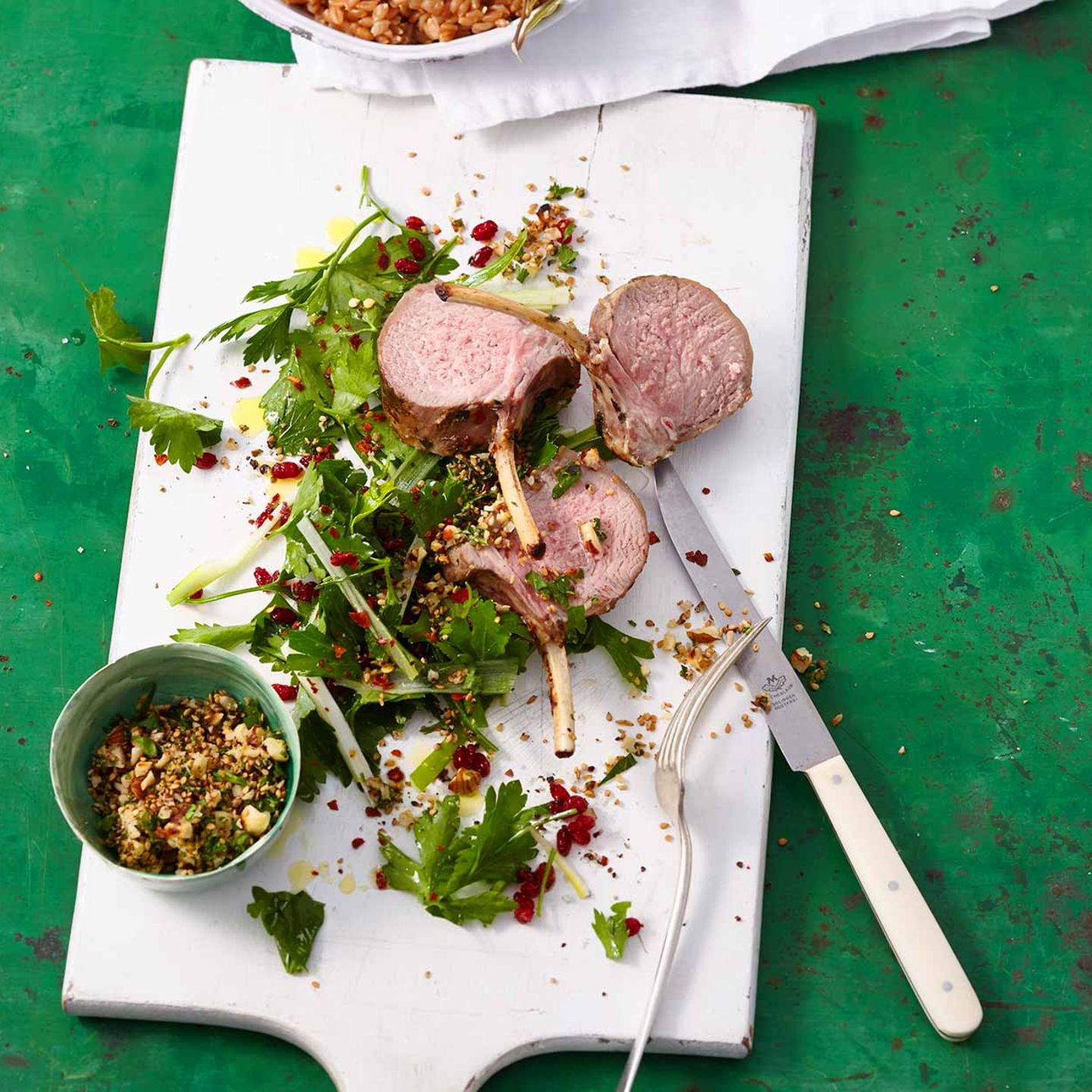Lammkarree mit Ducca und Petersiliensalat