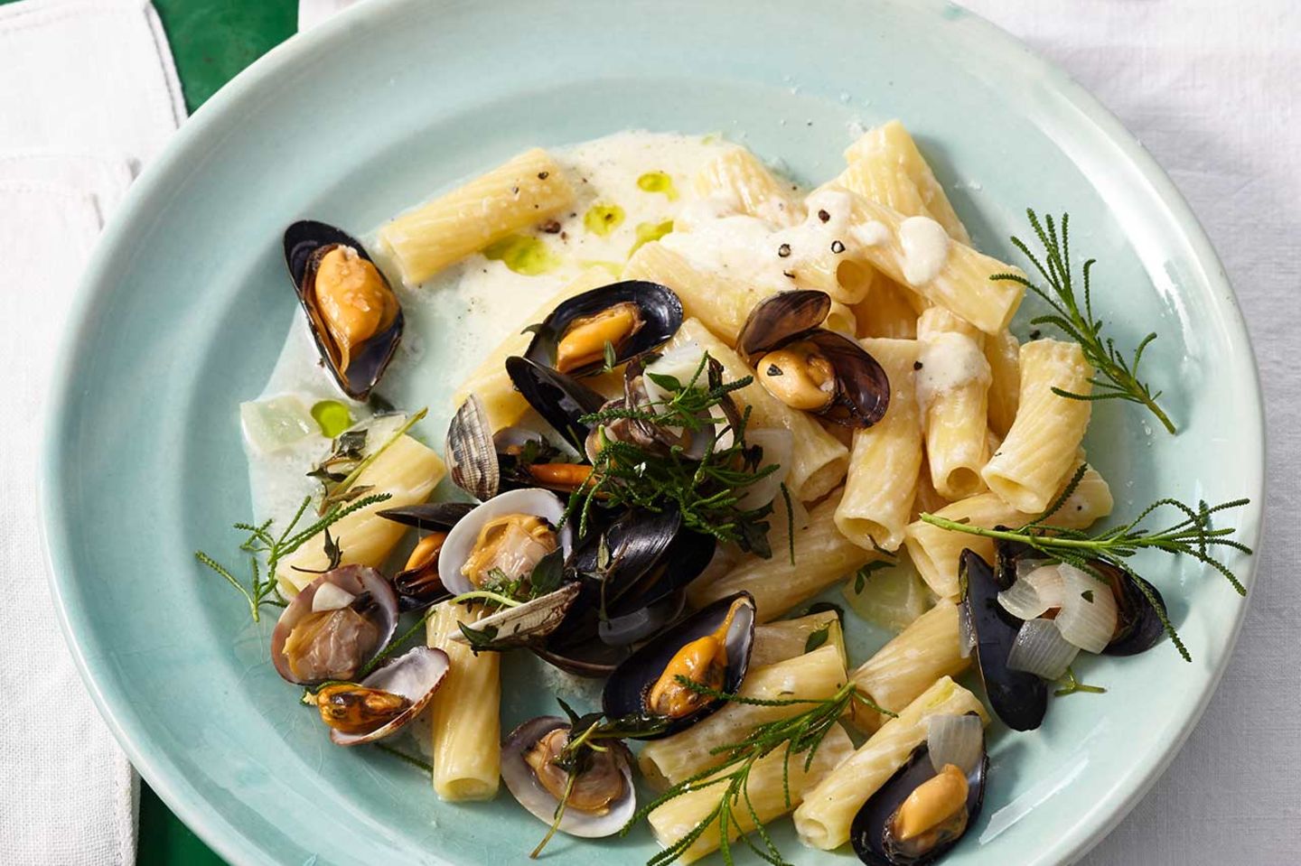 Muscheln Im Zitronenthymian Sud Mit Rigatoni Und Olivenkraut Rezept Essen Und Trinken