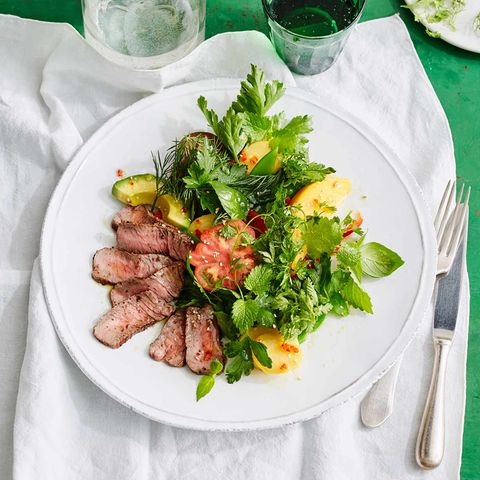 Kartoffel-Kräuter-Salat mit Koriander-Hüftsteak