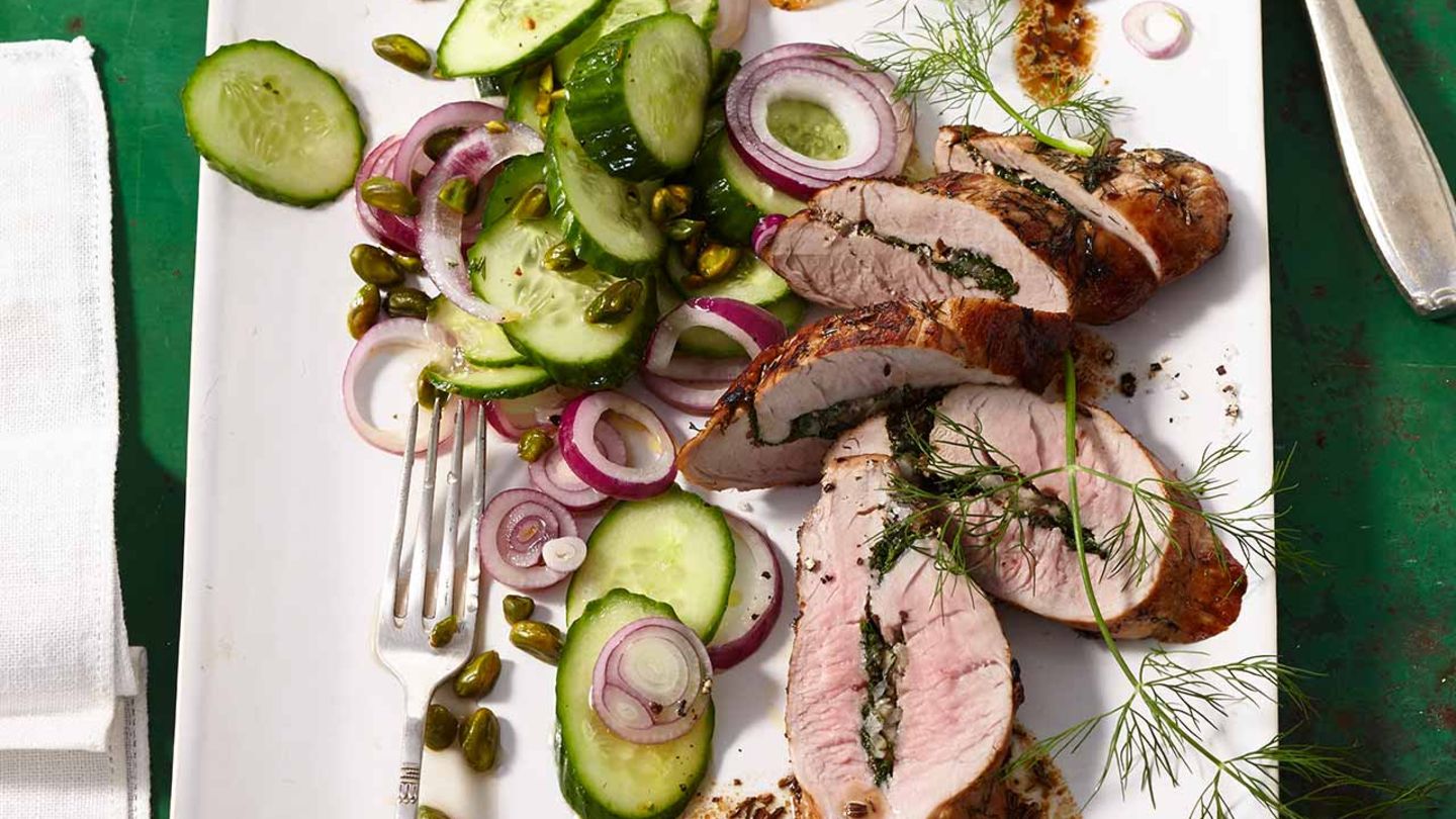 Gegrilltes Schweinefilet mit Gurkensalat und Kartoffelchips Rezept