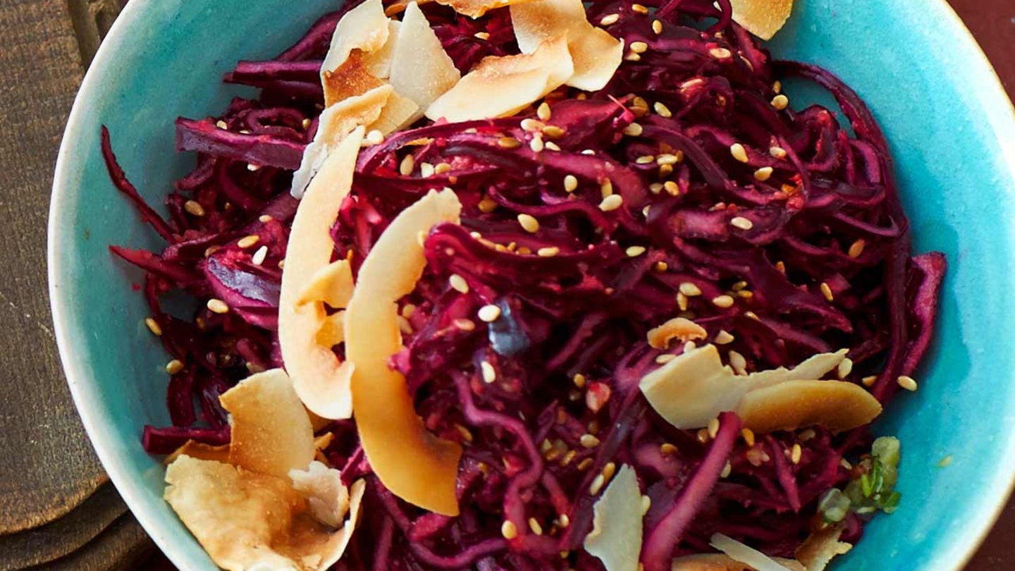 Rotkohlsalat mit Kokoschips Rezept