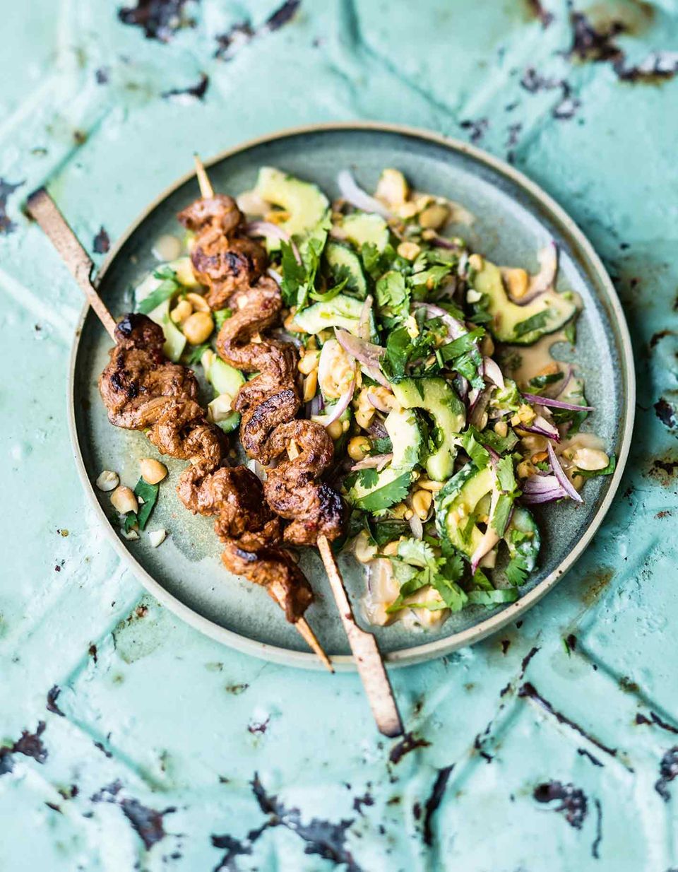 Gurken-Erdnuss-Salat mit Rindfleisch-Spießen Gurken-Erdnuss-Salat mit Rindfleisch-Spießen