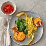 Quark-Blinis mit Zucchini- Salat und Ziegenkäse