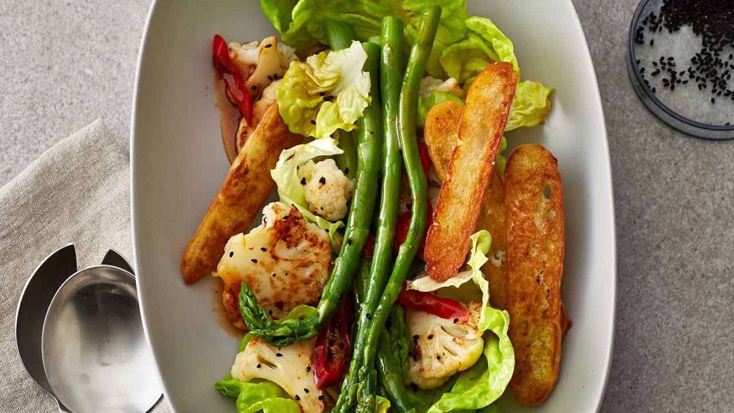 Spargel-Blumenkohl-Salat mit Schwarzkümmel und Harissa Rezept