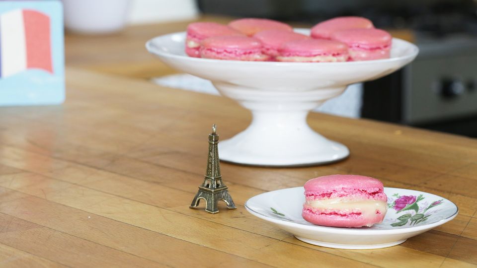rosa pinke Macarons wie in Frankreich auf einem Teller