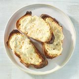 Ziegenkäse-Crostini mit Parmesan