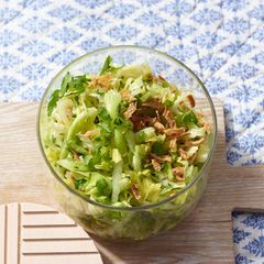 Spitzkohlsalat mit Röstzwiebeln