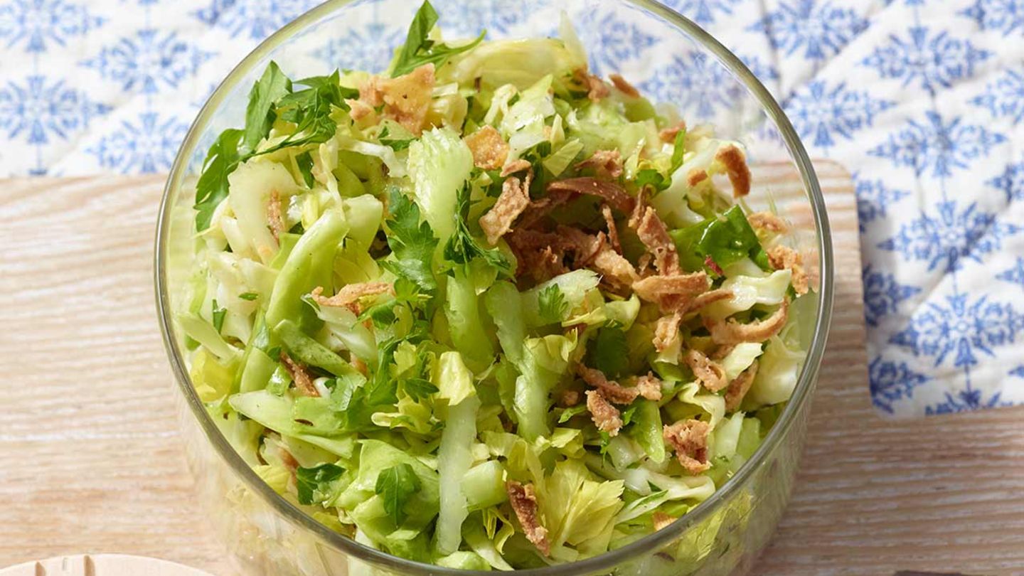 Spitzkohlsalat mit Röstzwiebeln Rezept