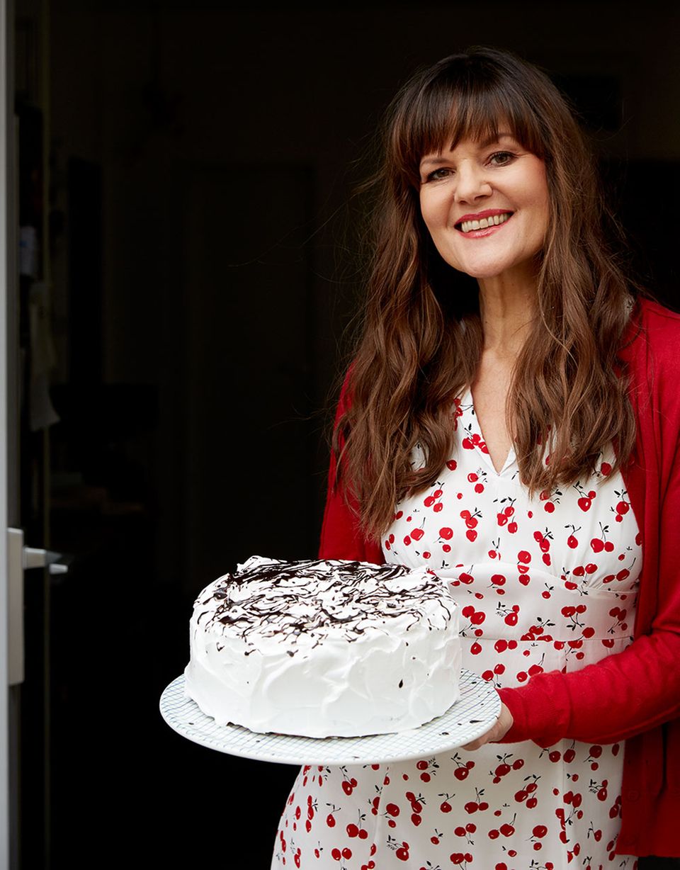 Cynthia Barcomi mit Schokoladen-Chiffon-Torte Cynthia Barcomi mit Schokoladen-Chiffon-Torte
