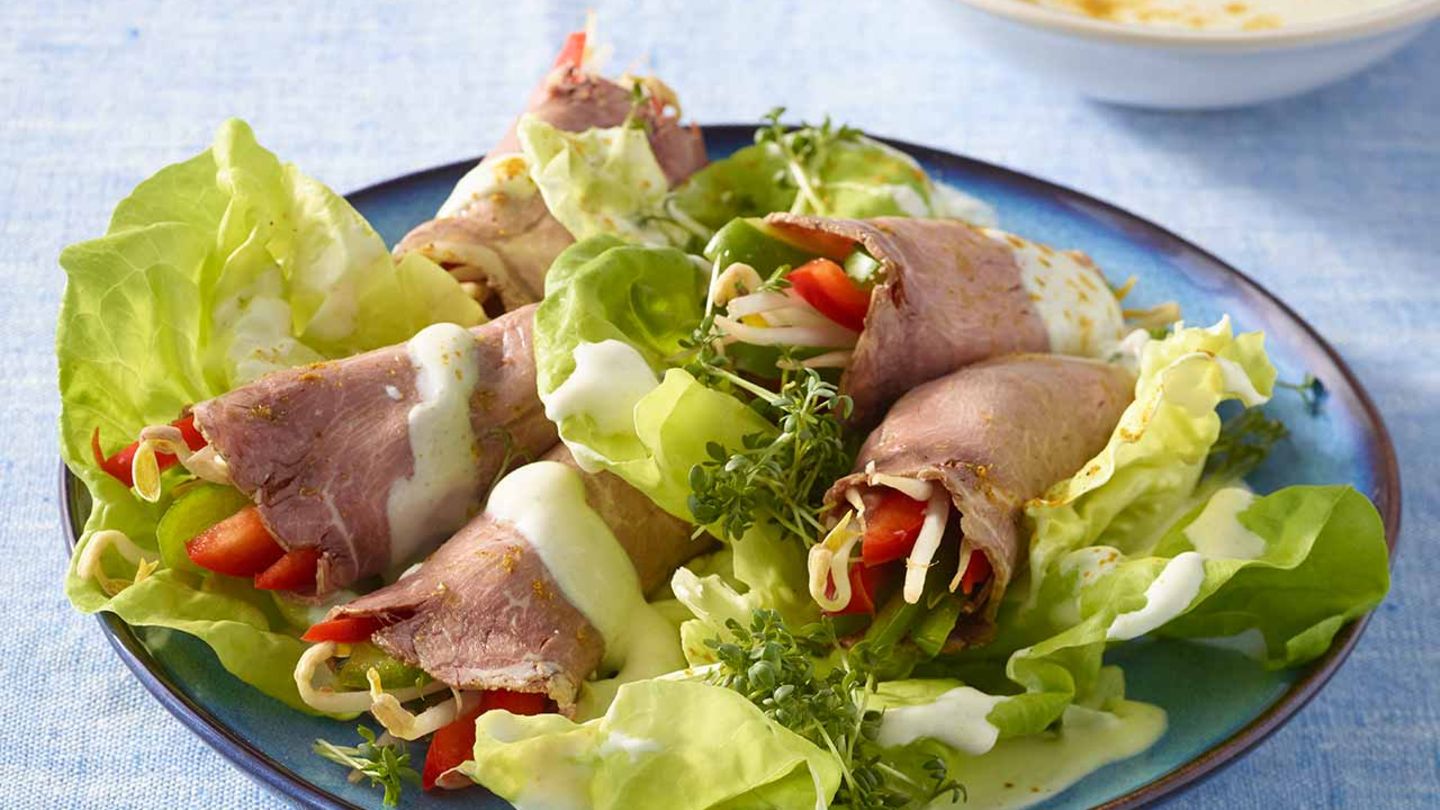 Roastbeef-Röllchen auf Salat Rezept - [ESSEN UND TRINKEN]