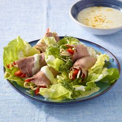 Roastbeef-Röllchen auf Salat